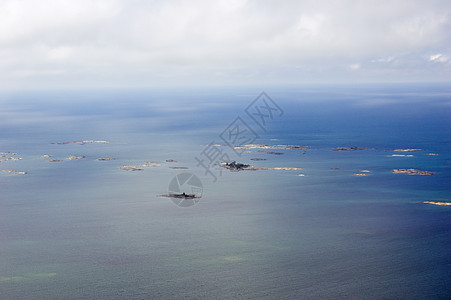 岛屿海浪日落蓝色阳光照射森林支撑天空石头岩石图片