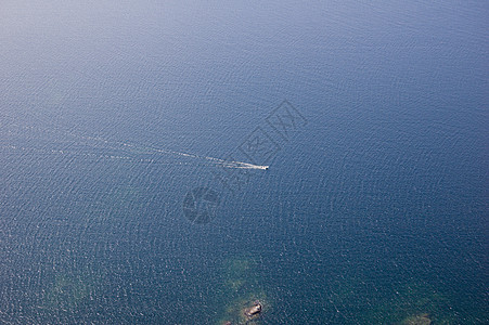 小船阳光照射海浪岩石日落石头图片