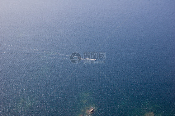 小船阳光照射海浪岩石日落石头图片