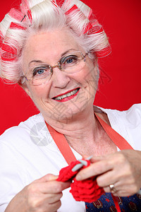 一个编织的老太婆针织衬衫卷发器眼镜红色皱纹爱好围裙女士蓝色图片