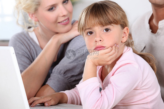 父母有女儿和电脑的家长房子金发女郎婴儿期童年成人家庭休息室刘海感情粉色图片