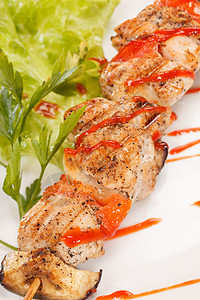 鸡肉串加番茄酱餐具肉汁食物白色小吃盘子沙拉午餐叶子火鸡图片