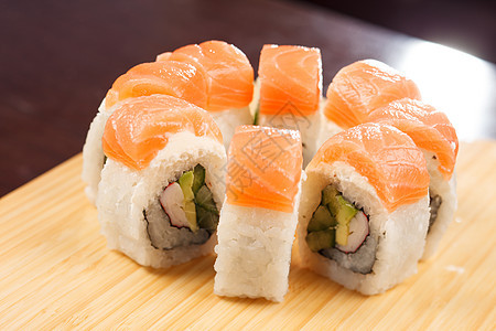 Maki 寿司熏制美食午餐小吃海藻食物木板海鲜叶子美味图片