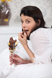 女人在床上吃巧克力图片