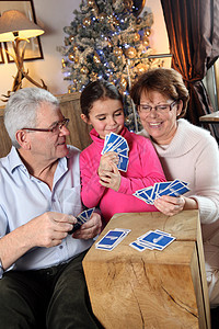 圣诞节家庭打牌比赛图片