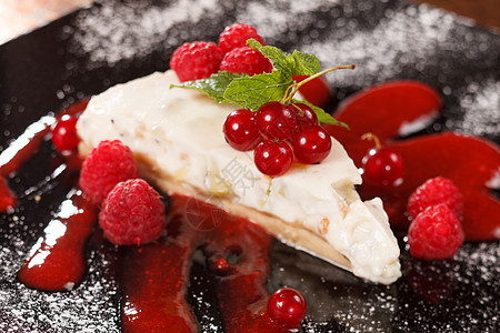 芝士蛋糕加红卷饼和薄荷奶油水果蛋糕食物白色甜点覆盆子水果红色浆果盘子图片