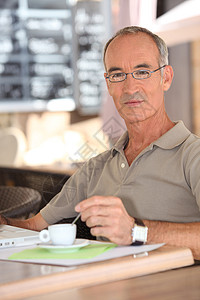 喝咖啡的退休男人电池电脑咖啡杯笔记本年龄时间可用手势天气眼镜图片