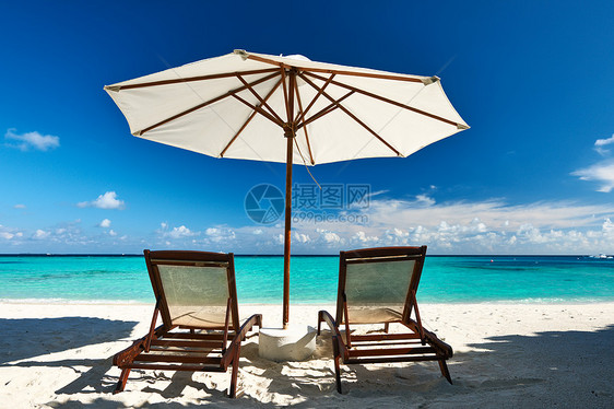 马尔代夫美丽的沙滩旅行蓝色海洋躺椅椅子假期异国热带海岸线海景图片