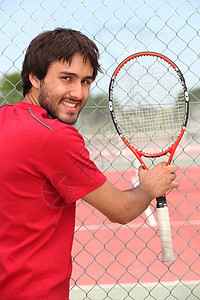 网球玩家头发闲暇球拍男性微笑栅栏爱好白色棕色运动图片