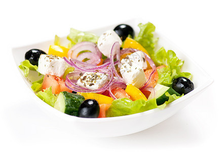 白色背景的希腊沙拉盘子小吃草本植物美食营养蔬菜洋葱食物午餐餐厅图片