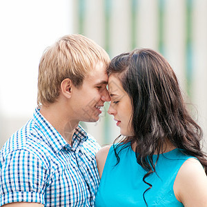 美丽的年轻幸福情侣的肖像友谊男人夫妻兄弟恋人丈夫喜悦朋友们拥抱女朋友图片