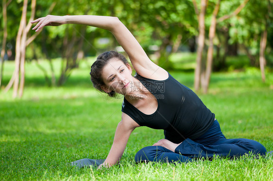 妇女做伸展运动闲暇公园活力有氧运动重量女性成人女士女孩快乐图片