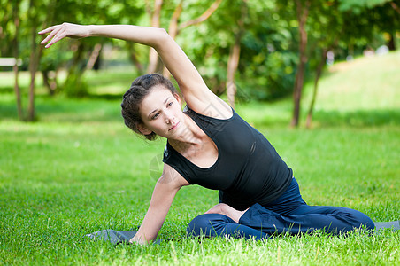 妇女做伸展运动闲暇运动装公园瑜伽重量快乐有氧运动女性女士女孩图片