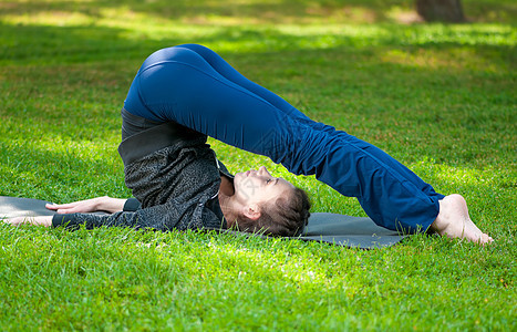 妇女做伸展运动瑜伽活力成人重量快乐生活运动员城市运动装公园图片