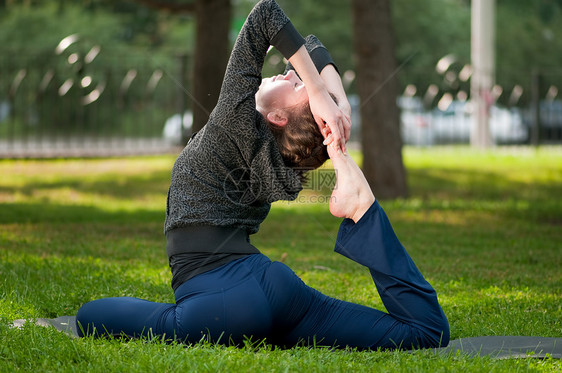 妇女做伸展运动运动员女孩火车瑜伽成人生活公园快乐有氧运动重量图片