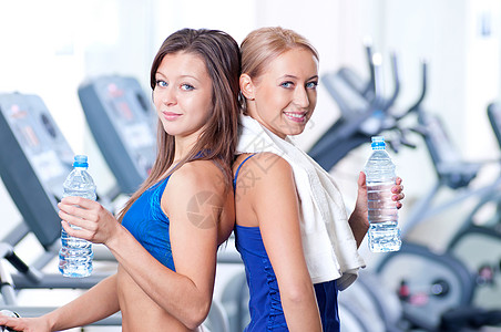 妇女运动后饮用水保健跑步有氧运动女孩女性俱乐部毛巾快乐女士训练图片