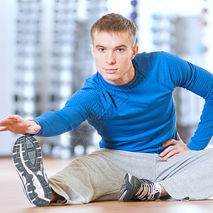 在健身房做伸展运动的人运动服活力运动装训练男人灵活性身体体操微笑有氧运动图片