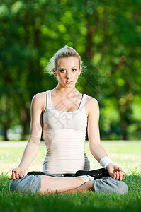 做瑜伽锻炼的年轻妇女活力女士快乐街道饮食闲暇娱乐专注行动冥想图片