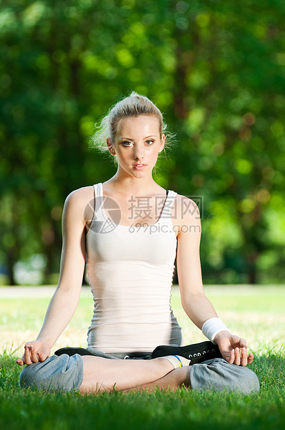 做瑜伽锻炼的年轻妇女活力女士快乐街道饮食闲暇娱乐专注行动冥想图片