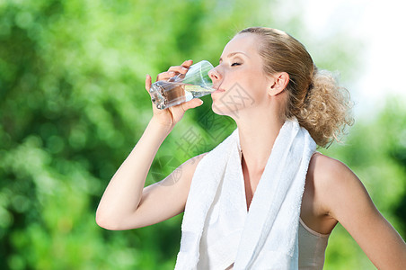 妇女运动后饮用水供应情况有氧运动饮食慢跑公园卫生毛巾保健口渴运动员活力图片