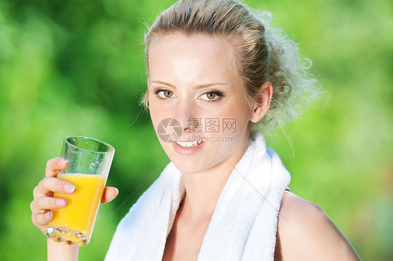 妇女锻炼后喝果汁行动玻璃保健慢跑女性身体水果运动装毛巾女士图片
