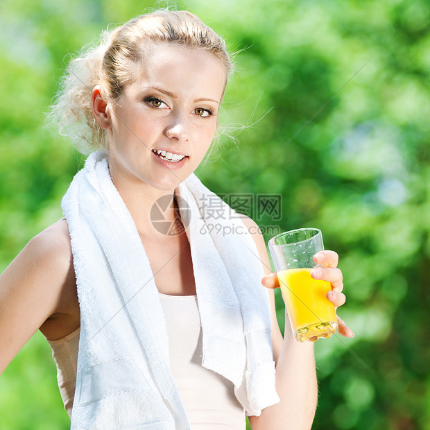 妇女锻炼后喝果汁橙子玻璃运动装火车女士蓝色活力女孩福利慢跑图片