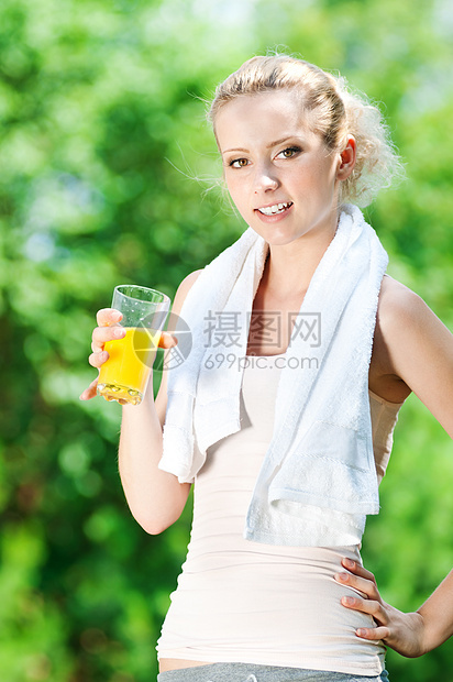 妇女锻炼后喝果汁保健饮食橙子女性女士女孩慢跑公园行动闲暇图片