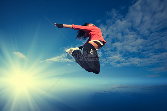 女运动员在天空和太阳上跳跃飞翔光束说唱活力房子运动装休息青少年火车霹雳舞女士图片