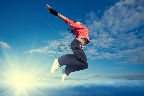 女运动员在天空和太阳上跳跃飞翔城市活力休息说唱女孩射线火车成人运动装房子图片