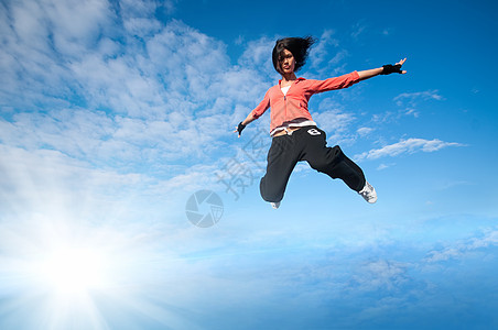 女运动员在天空和太阳上跳跃飞翔活力特技火车说唱城市运动射线光束霹雳舞女性图片