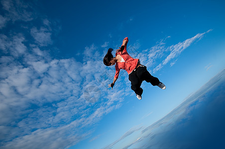 运动女性在天空中跳跃飞翔舞蹈家街道城市成人霹雳舞运动装重量女孩活力休息图片