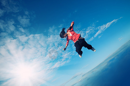 女运动员在天空和太阳上跳跃飞翔运动火车运动装射线空气女士说唱房子街道成人图片