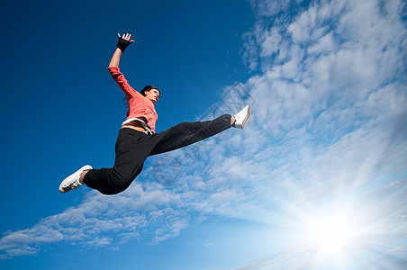 女运动员在天空和太阳上跳跃飞翔空气房子活力霹雳舞女性光束休息说唱青少年运动图片