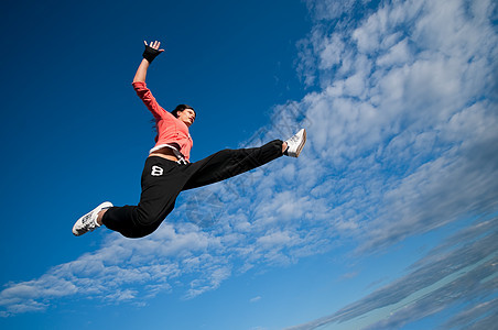 运动女性在天空中跳跃飞翔霹雳舞特技女孩重量休息活力街道房子运动装城市图片