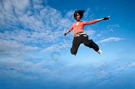 运动女性在天空中跳跃飞翔重量霹雳舞休息成人闲暇舞蹈家房子城市女士火车图片