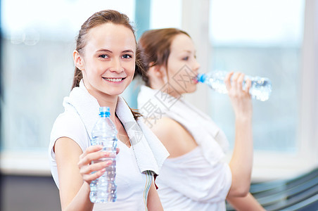 妇女运动后饮用水卫生微笑朋友们毛巾瓶子俱乐部慢跑保健快乐女性图片