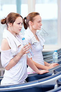 妇女运动后饮用水友谊女士微笑保健快乐毛巾女孩朋友们有氧运动机器图片