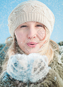 冬季妇女吹雪手套围巾蓝色头发天气微笑惊喜乐趣女士展示图片