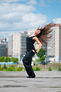 美丽女孩在城市风景中现代舞蹈风格街道女士头发活力特技青少年快乐女性舞蹈家女孩图片