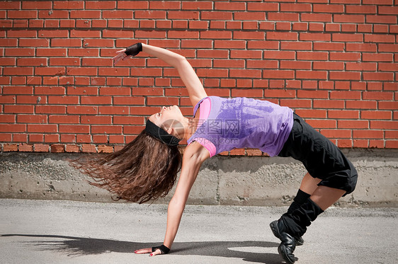 美丽的少女女孩在跳嘻哈舞头发活力快乐霹雳舞女士城市舞蹈家女性成人运动员图片