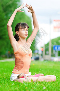 做瑜伽锻炼的少女快乐环境娱乐自由专注季节运动装冥想女士运动图片