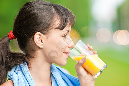 女孩锻炼后喝果汁闲暇活力身体女士毛巾口渴蓝色流动橙子运动装图片