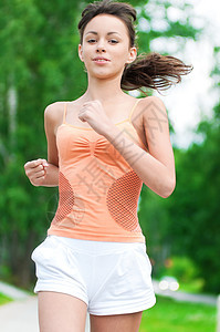 少女在绿色公园中奔跑女士女性青少年专注环境活力训练女孩娱乐青年图片