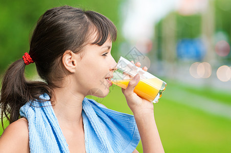 女孩锻炼后喝果汁水果福利卫生保健蓝色毛巾女士运动装橙子饮食图片