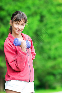 女孩在户外做哑铃运动女士肌肉青年身体快乐运动员力量自由重量训练图片
