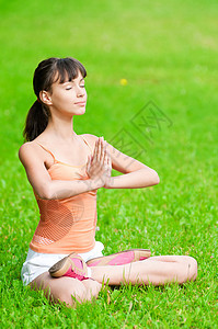 做瑜伽锻炼的少女专注街道环境身体运动装季节闲暇自由活力女孩图片