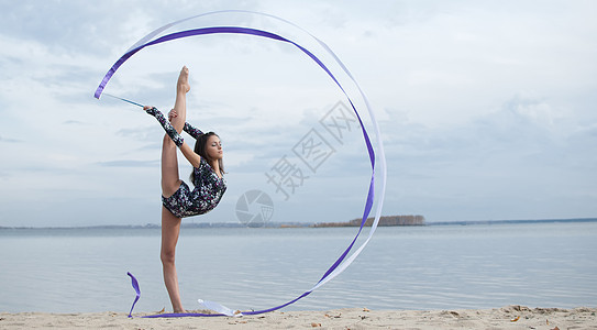 年轻体操女子与丝带跳舞运动员有氧运动乐趣生活女士运动乐队海洋青少年女性图片