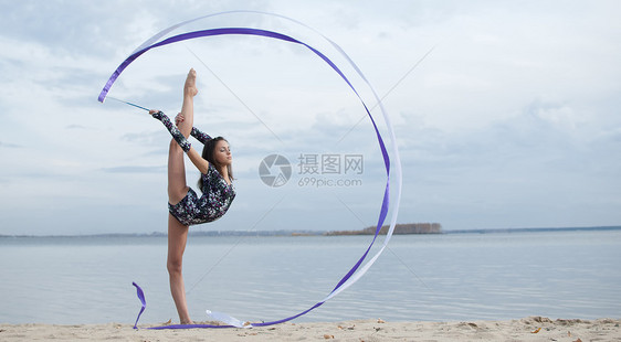 年轻体操女子与丝带跳舞运动员有氧运动乐趣生活女士运动乐队海洋青少年女性图片