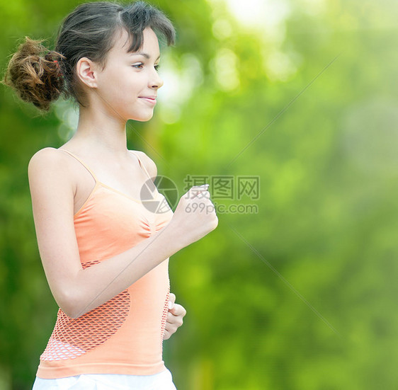 少女在绿色公园中奔跑环境季节女孩头发娱乐公园跑步街道活动女性图片