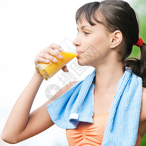 女孩锻炼后喝果汁蓝色口渴训练卫生水果女性女士闲暇运动毛巾图片